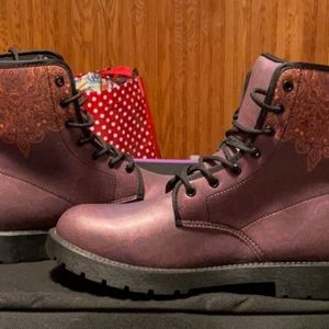 Size 9 women's burgundy with design combat boots